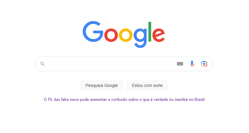 Alt: Página inicial do Google com hiperlink na parte inferior, com o seguinte nome: “A PL das fake news pode aumentar a confusão sobre o que é verdade ou mentira”.