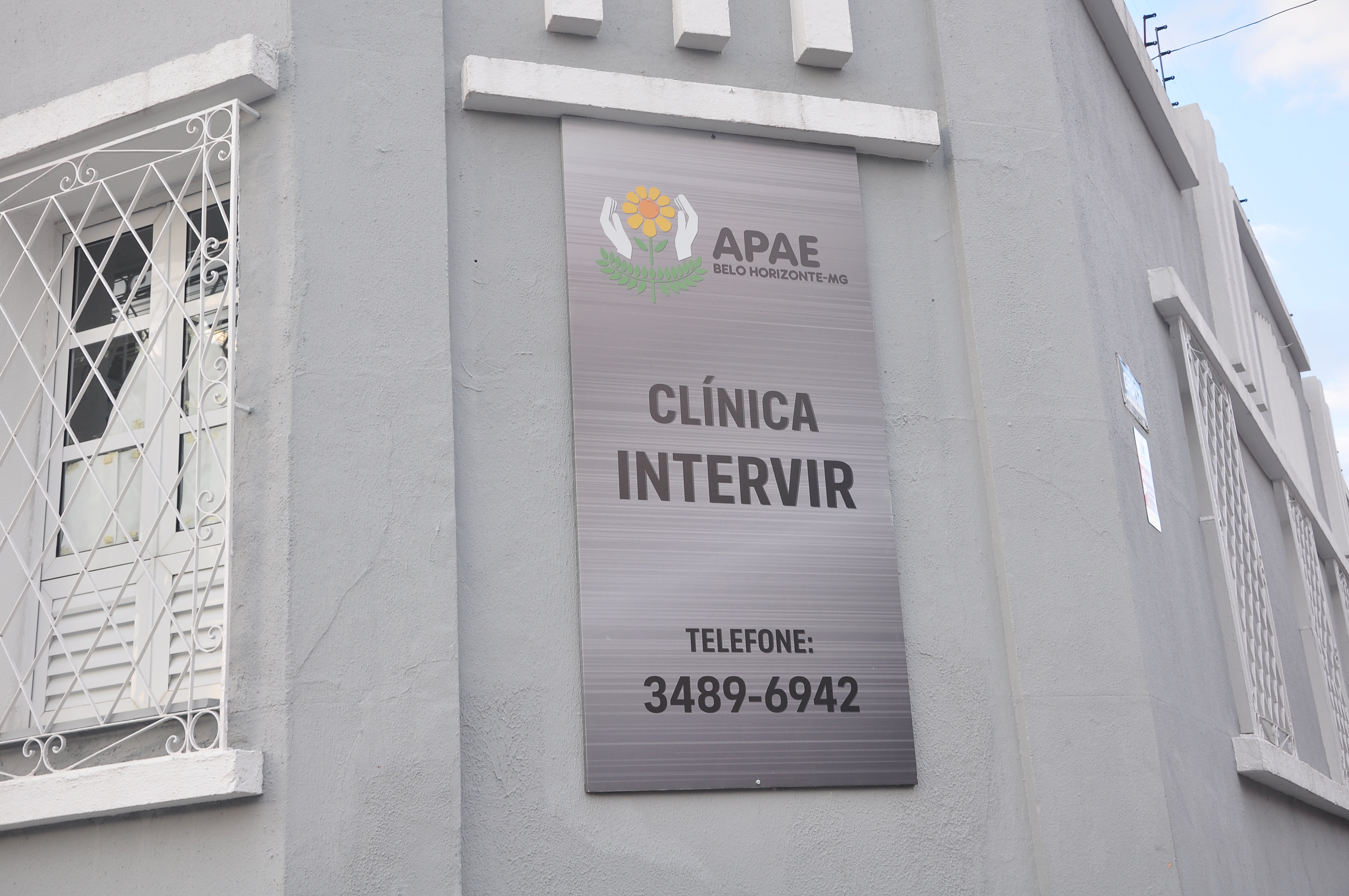 Fachada da Clínica Intervir, da APAE, no bairro Santa Tereza, em Belo Horizonte/MG.
