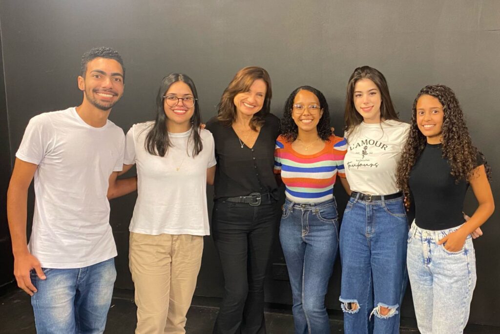 Nossa equipe de estudantes de jornalismo com Isabela Scalabrini. Na ordem, da esquerda para a direita, Bruno, Lavínia, Isabela, Ana Maria, Ana Luiza e Karen.