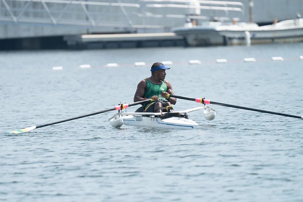 Renê Pereira, atleta de remo, dentro da água durante competição de esporte paralímpico