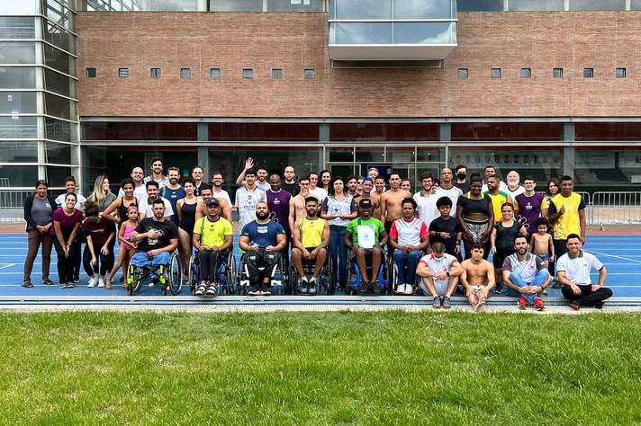 Participantes do projeto de esporte paralímpico da UFMG enfileirados