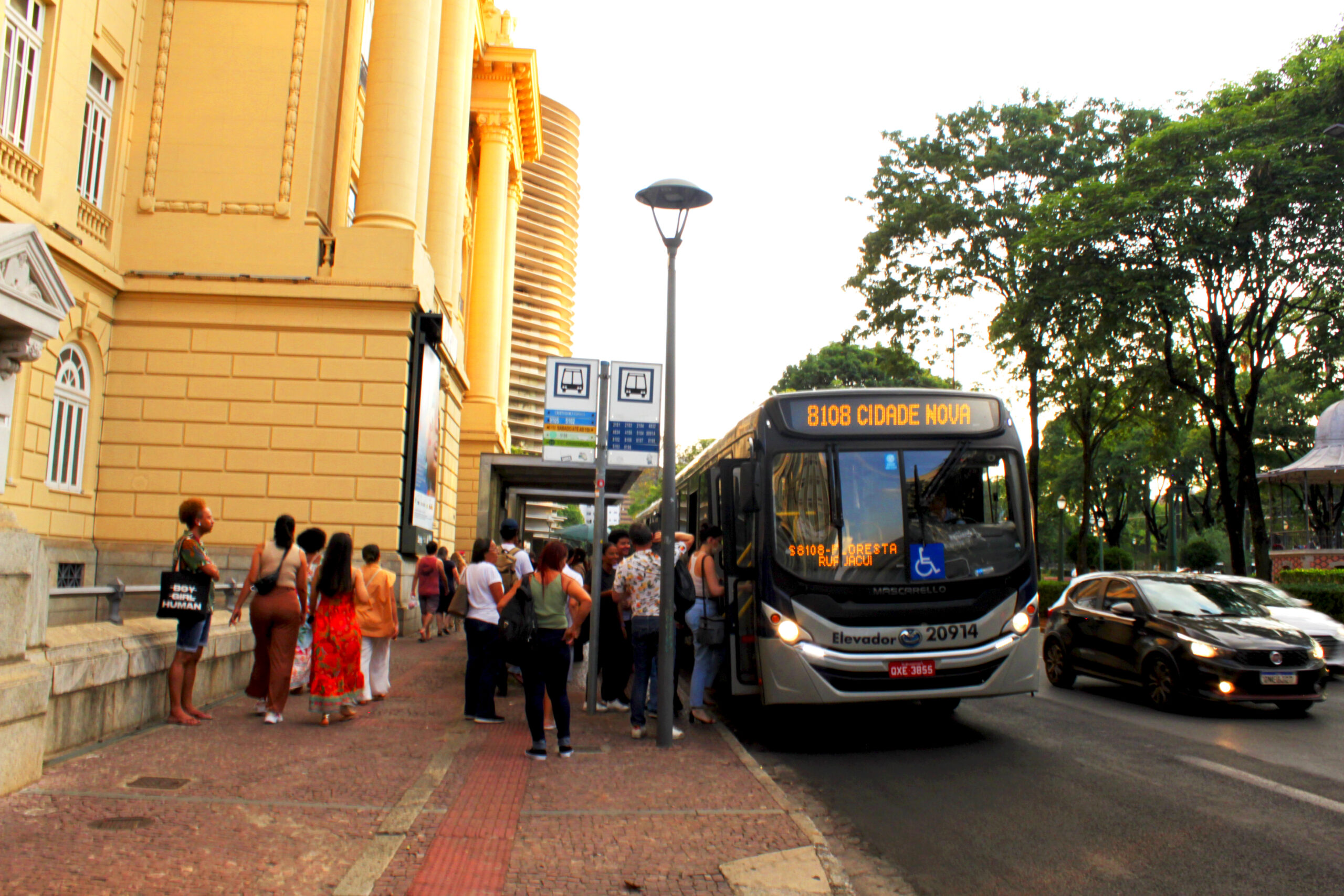 Pessoas embarcam em ônibus público