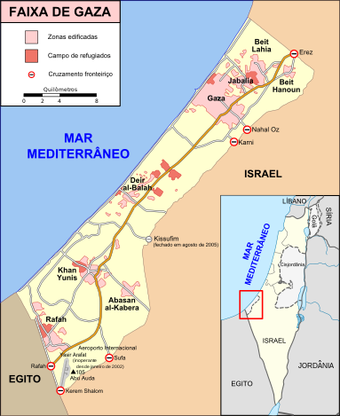 A imagem mostra um mapa da Faixa de Gaza, território palestino localizado no extremo sul da costa do Mediterrâneo. O mapa é colorido, com o fundo em azul claro, que representa o Mar Mediterrâneo. A Faixa de Gaza em amarelo claro. O Egito, que faz fronteira ao sul, está em marrom claro, e Israel, à direita e ao norte, está em laranja.