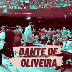 Fotografia da época: Dante de Oliveira em votação no Congresso Nacional lotado.