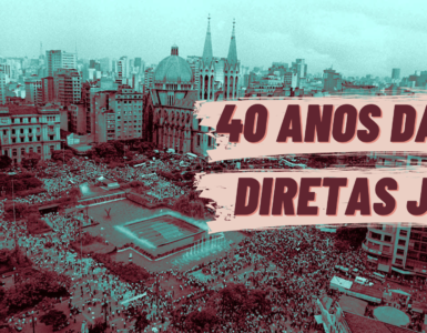 Fotomontagem com a imagem da Praça da Sé ao fundo em dia de protesto pelas Diretas Já, em 1984. À frente, os dizeres do título da série em caixa alta: 40 ANOS DAS DIRETAS JÁ