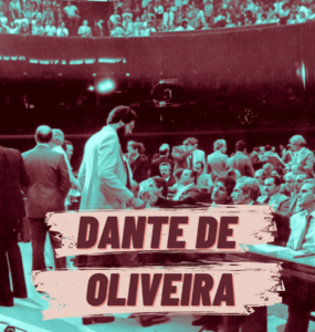 Deputados, entre os quais Dante de Oliveira, autor da emenda das diretas, reunidos no Plenário da Câmara em 25/26 de abril de 1984.