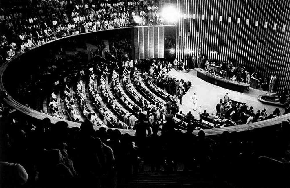 Plenário cheio de pessoas para sessão conjunta da Câmara e do Senado, na qual foi votada a emenda das Diretas Já