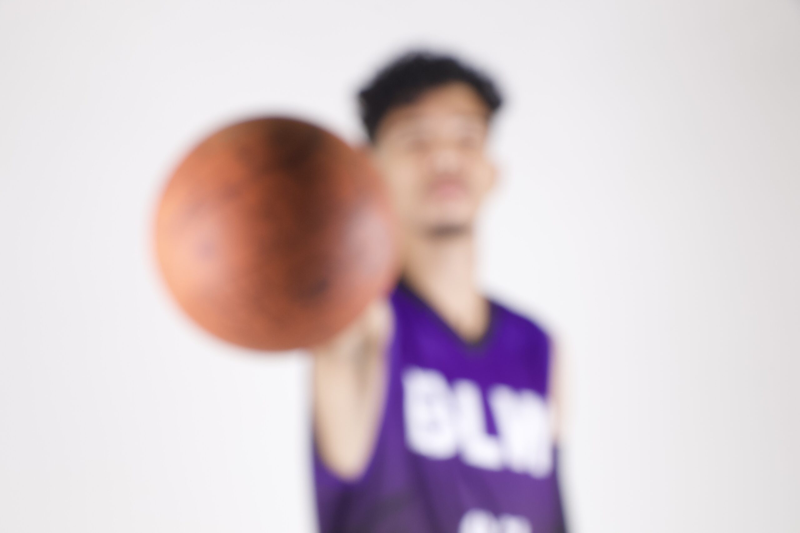 Imagem desfocada de jogador de basquete com bola