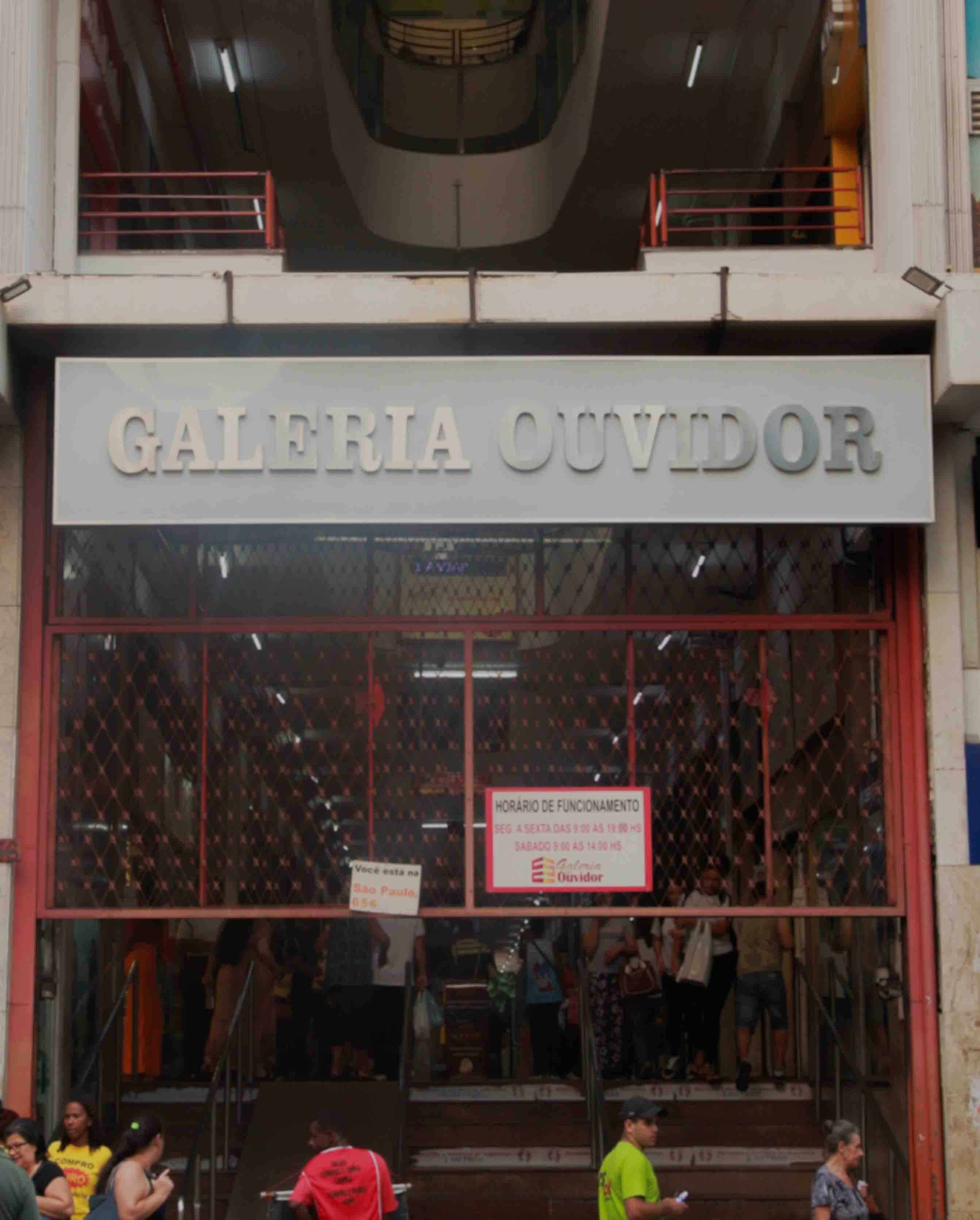 Portaria vermelha de uma galeria altamente frequentada