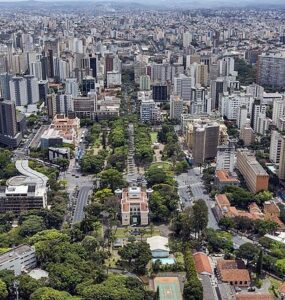 Vista panorâmica da cidade de Belo Horizonte com Praça da Liberdade ao centro.