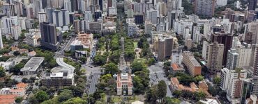 Vista panorâmica da cidade de Belo Horizonte com Praça da Liberdade ao centro.