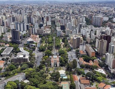 Vista panorâmica da cidade de Belo Horizonte com Praça da Liberdade ao centro.