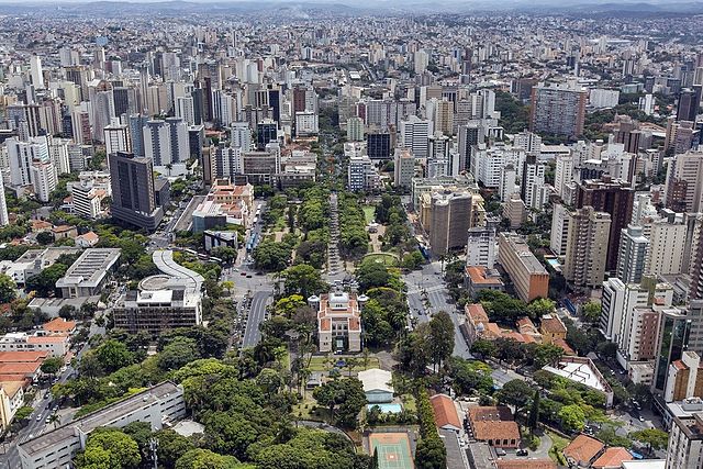 Vista panorâmica da cidade de Belo Horizonte com Praça da Liberdade ao centro.