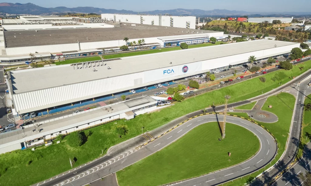 Foto panorâmica da fabrica da FIAT em Betim. 