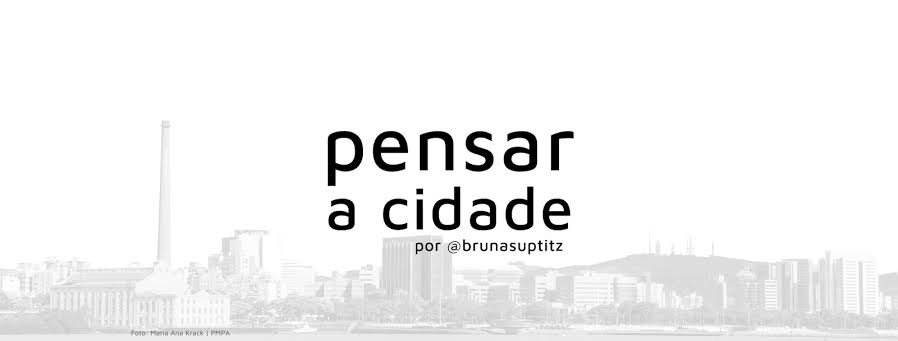 Capa do projeto Pensar a Cidade, idealizado pela jornalista Bruna Suptitz, com o nome do projeto escrito em preto e um fundo de Porto Alegre, com efeito esbranquiçado / Arquivo pessoal