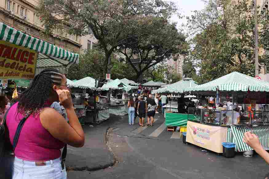 barracas de comida na feira Afonso Pena