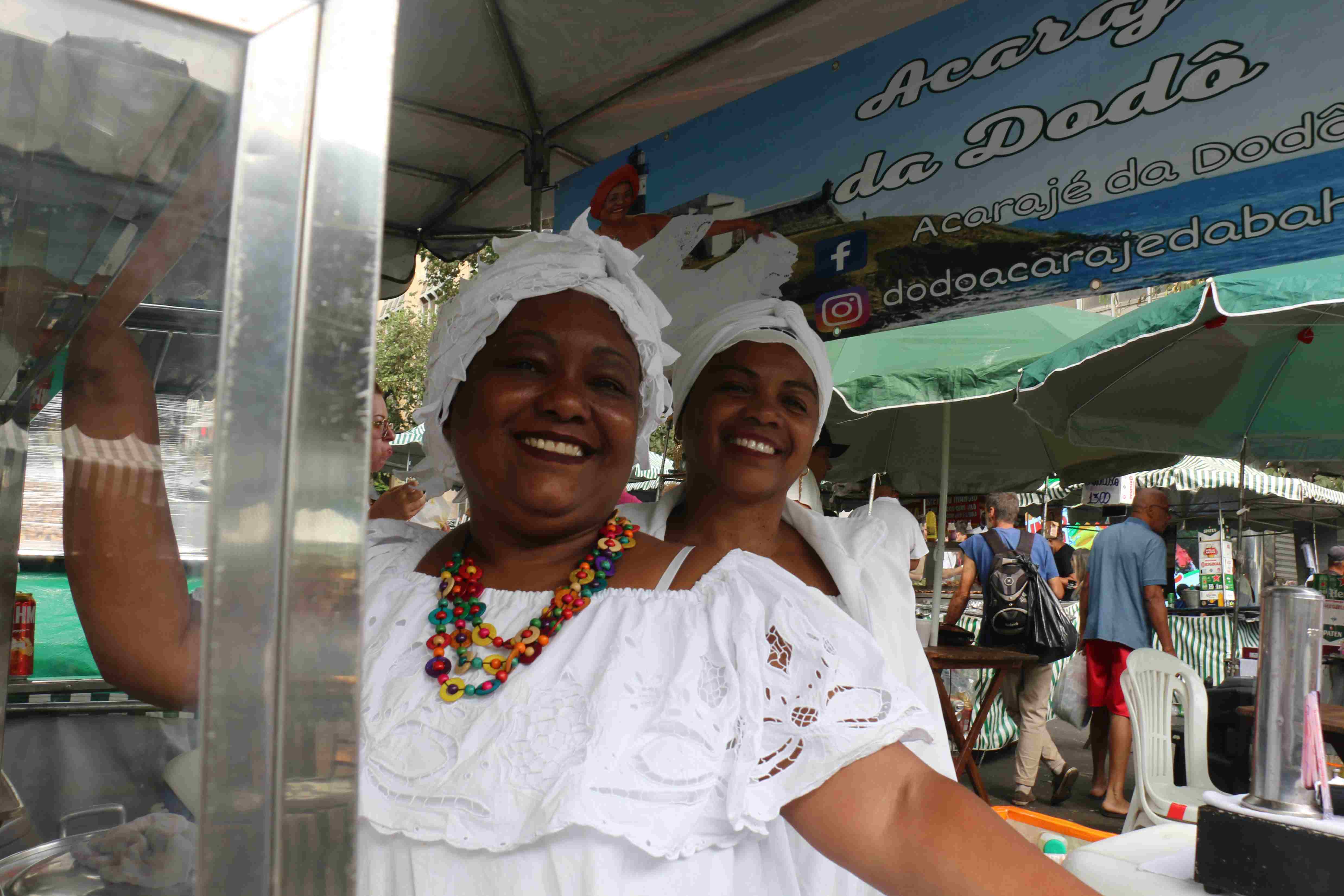 As irmãs donas da barraca de comida posando para a foto