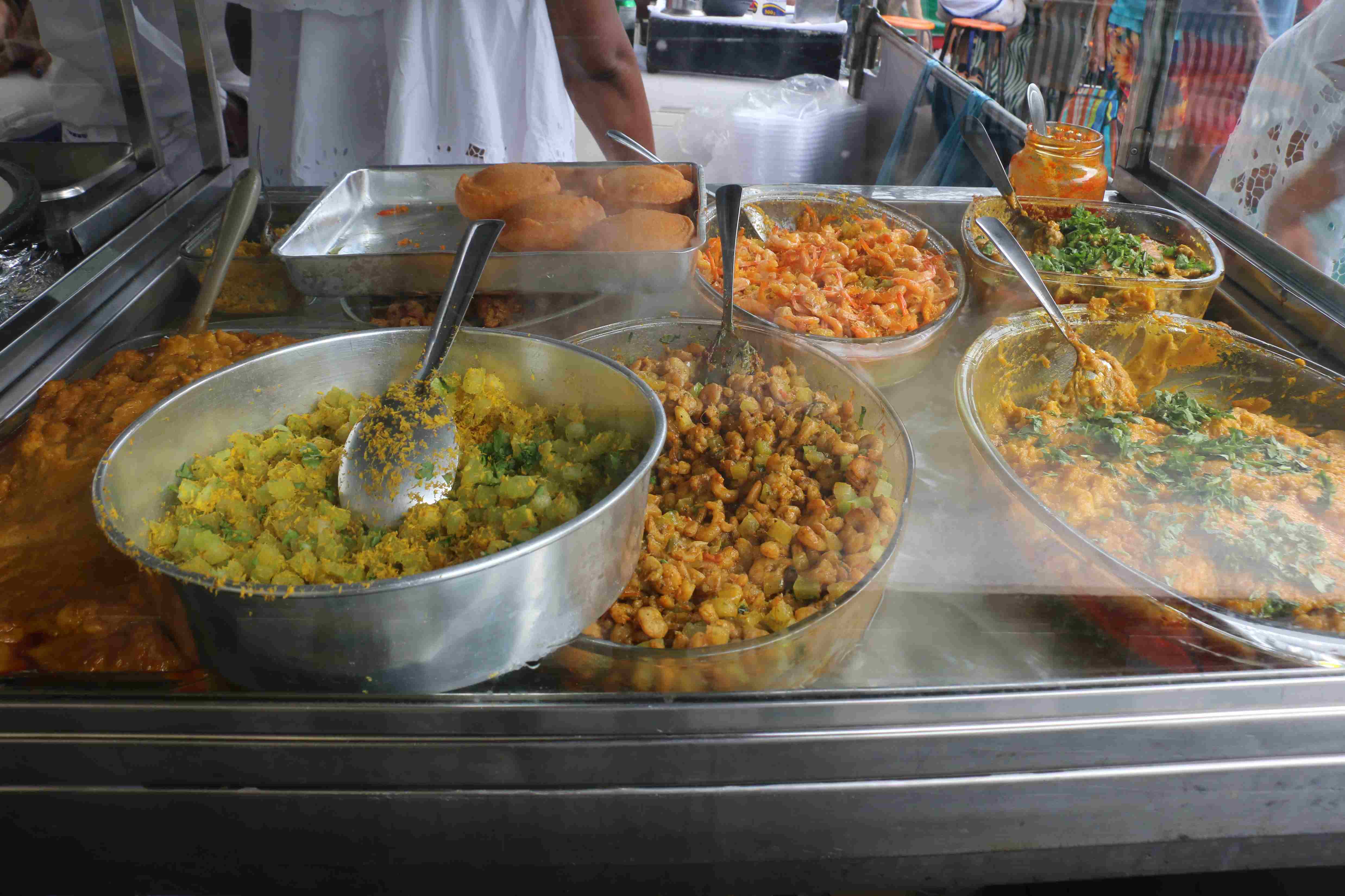 foto de varias comidas incluindo acarajé