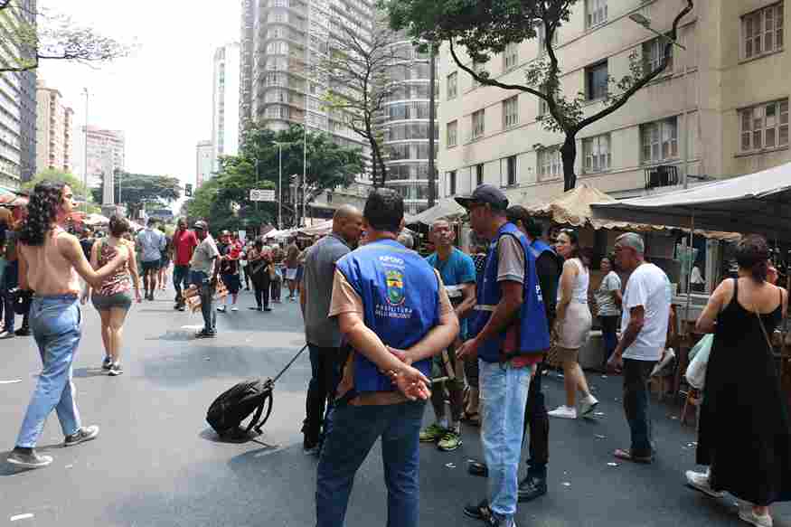 sequência de vestidos à mostra na feira 