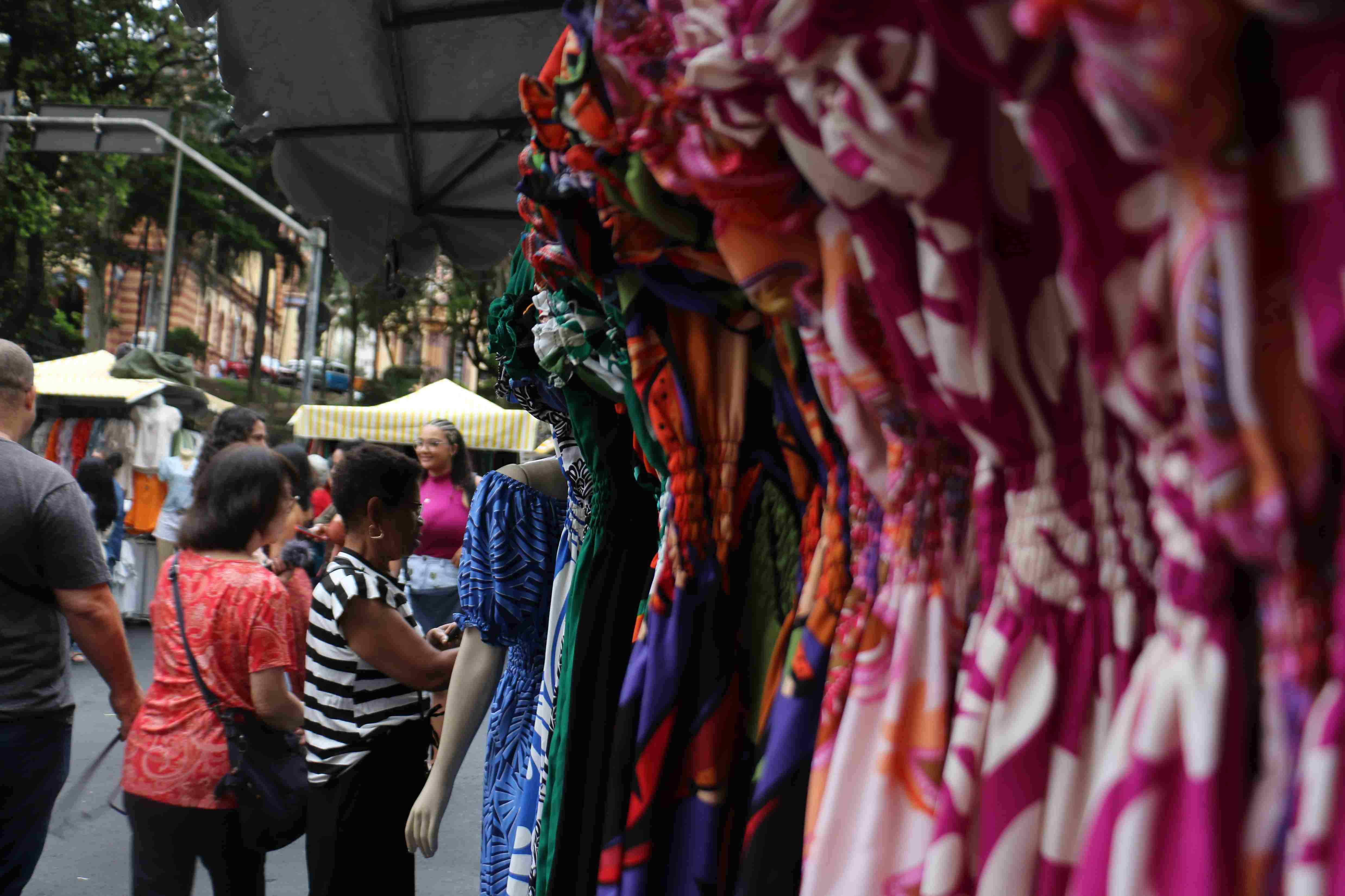 sequência de vestidos à mostra na feira 