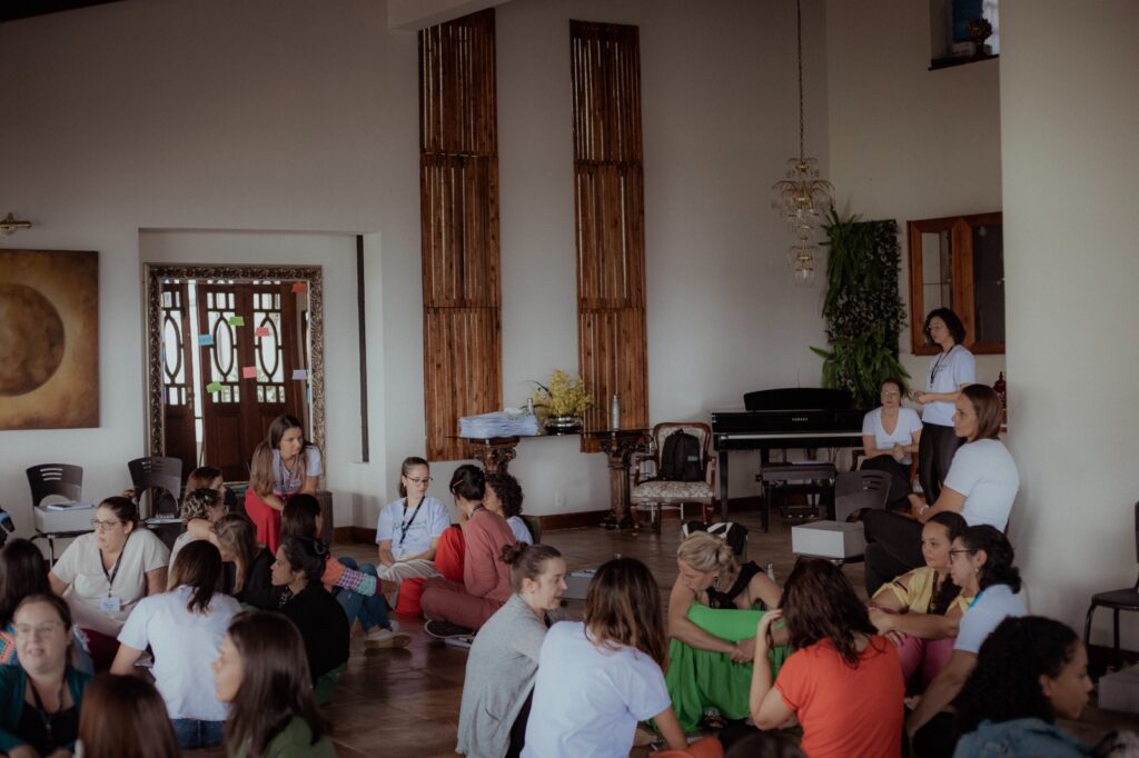 Educadoras Parentais sentadas juntas em evento de Educação Positiva