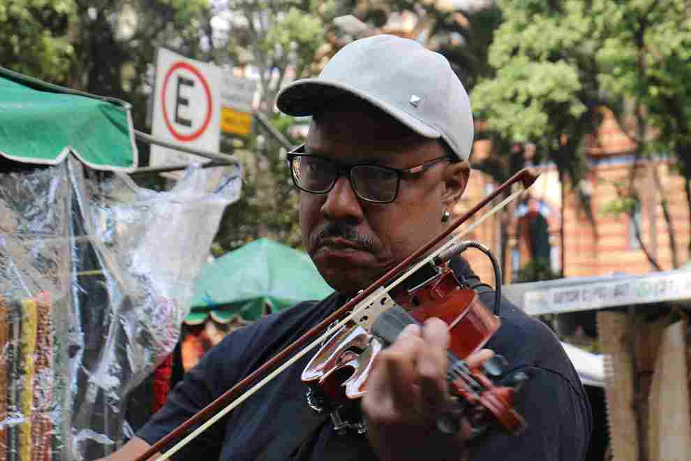 violinista tocando na feira