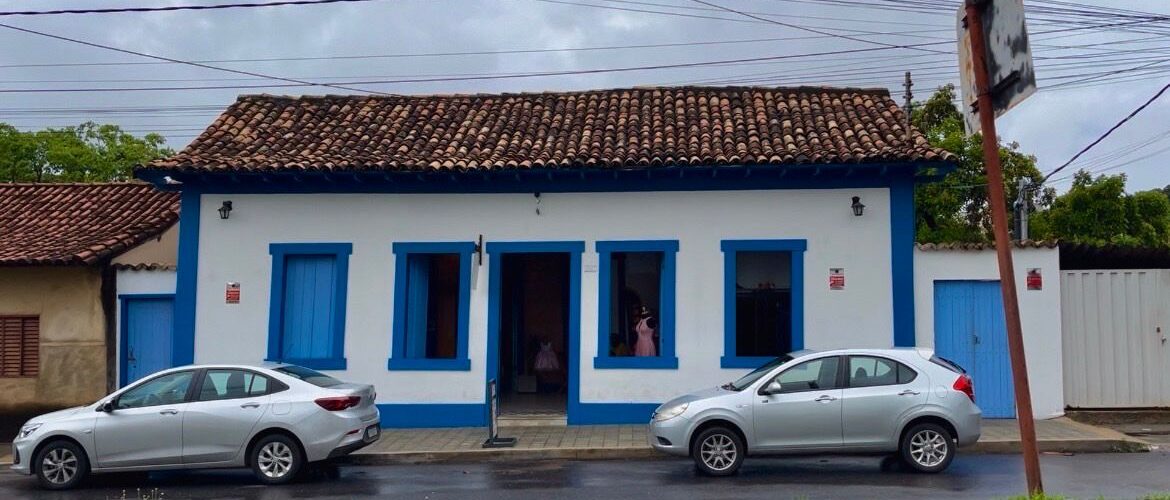 Imagem mostra a Casa Luzia, pintadas nas cores azul e branco.