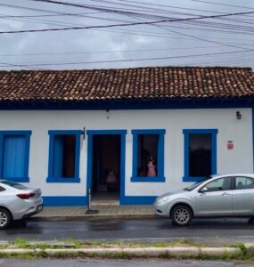 Imagem mostra a Casa Luzia, pintadas nas cores azul e branco.