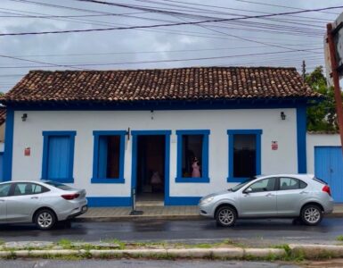 Imagem mostra a Casa Luzia, pintadas nas cores azul e branco.