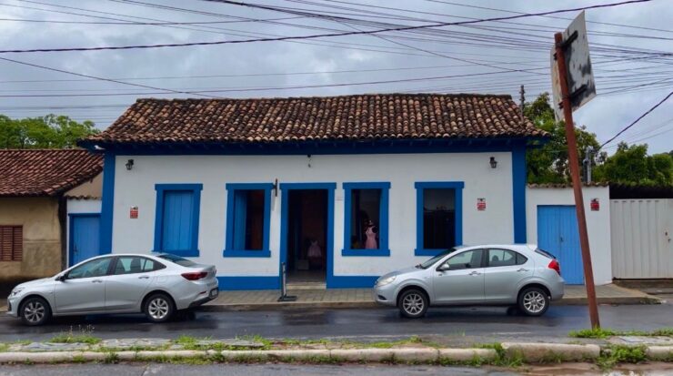 Imagem mostra a Casa Luzia, pintadas nas cores azul e branco.