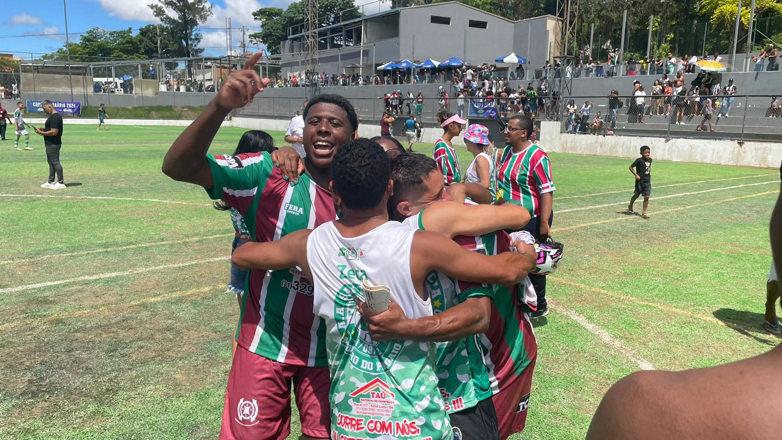 Jogadores e torcedores em comunidade de várzea