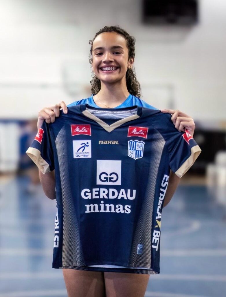 Adolescente de 11 anos posando sorrindo expondo a camisa de uniforme do seu novo clube