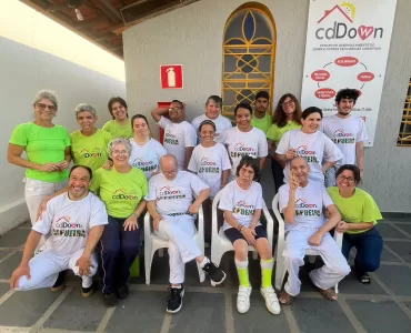 Equipe e alunos do Centro de Desenvolvimento Down (CDDOWN) Planalto.