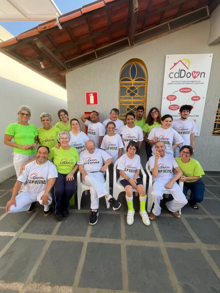 Equipe e alunos do Centro de Desenvolvimento Down (CDDOWN) Planalto.