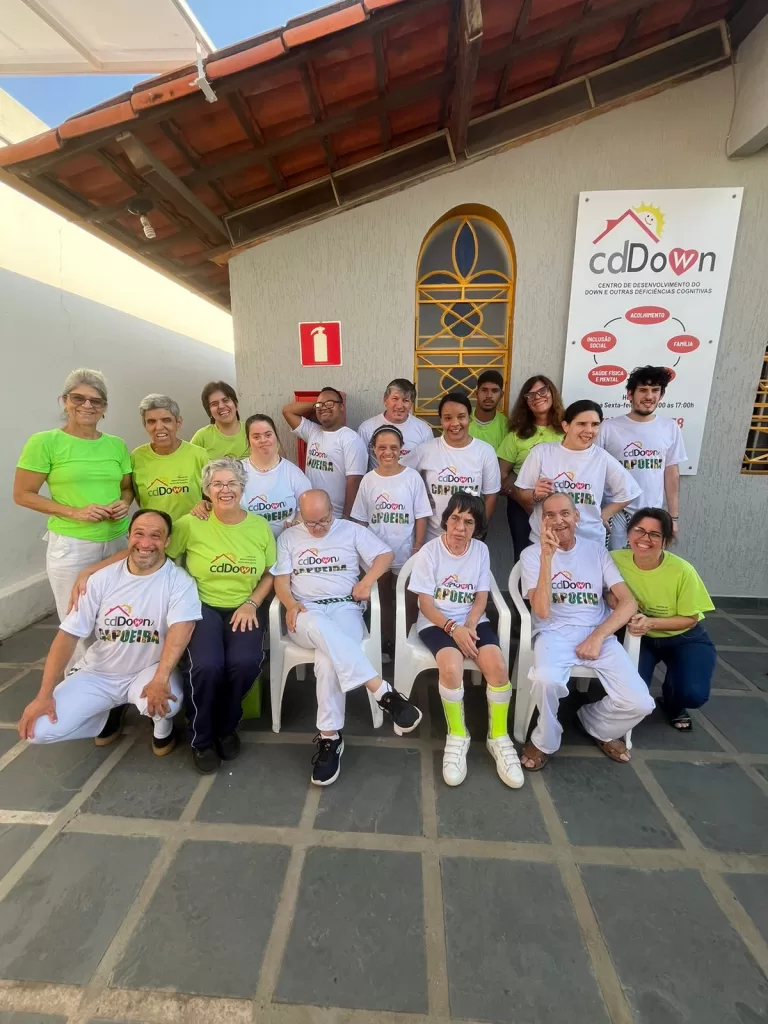 Equipe e alunos do Centro de Desenvolvimento Down (CDDOWN) Planalto.