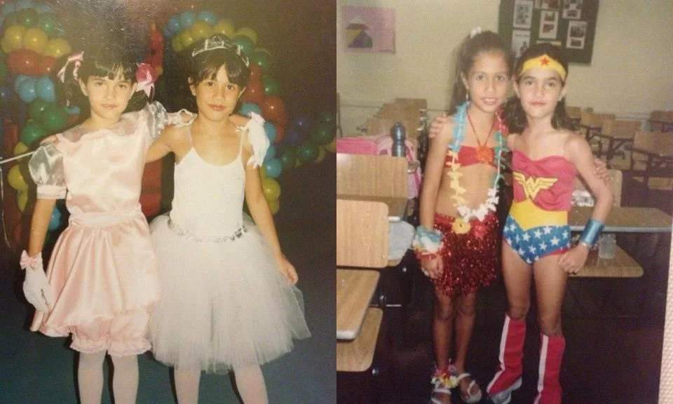 Duas imagens de duas crianças, lado a lado, sorrindo para a câmera. As duas têm cabelos castanhos e usam fantasias. A expressão é alegre e despreocupada, típica da infância.
