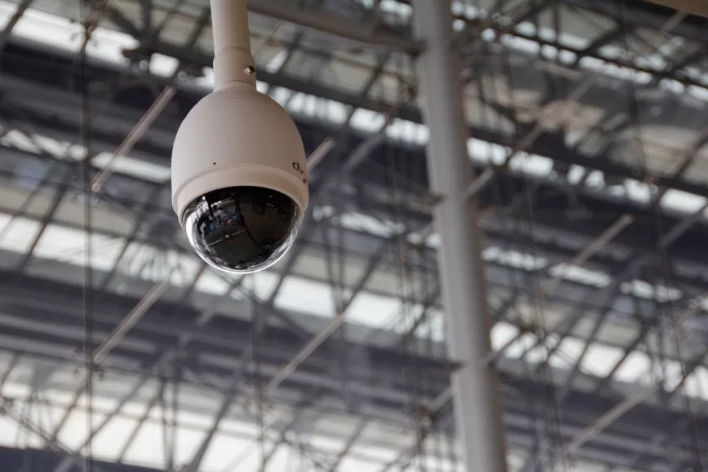 Câmera de monitoramento instalada em um estabelecimento