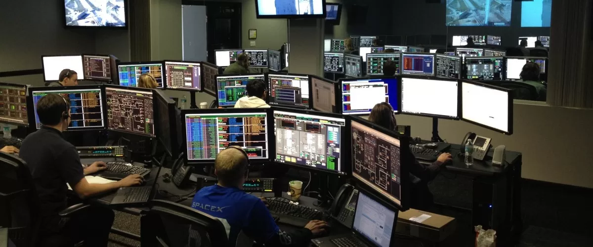 Sala com câmeras de segurança monitorando a cidade