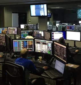 Sala com câmeras de segurança monitorando a cidade