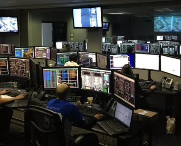 Sala com câmeras de segurança monitorando a cidade