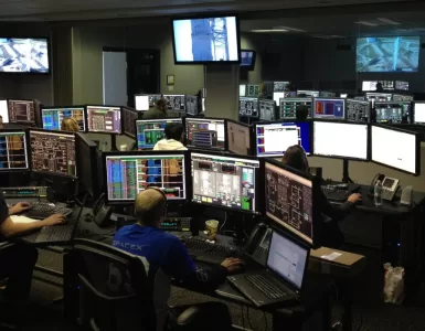 Sala com câmeras de segurança monitorando a cidade