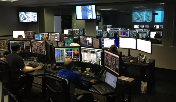 Sala com câmeras de segurança monitorando a cidade