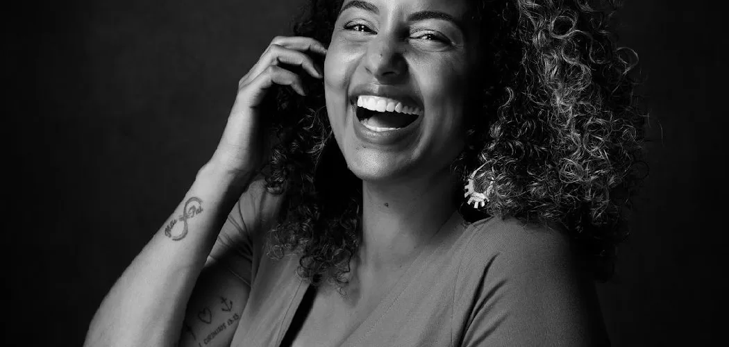 retrato em preto e branco de Tábata sorrindo em primeiro plano
