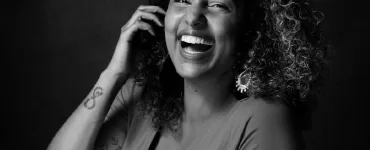 retrato em preto e branco de Tábata sorrindo em primeiro plano