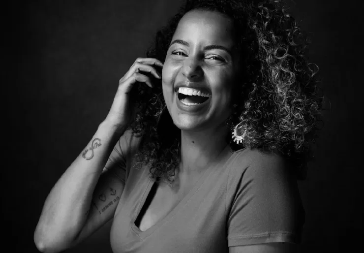retrato em preto e branco de Tábata sorrindo em primeiro plano