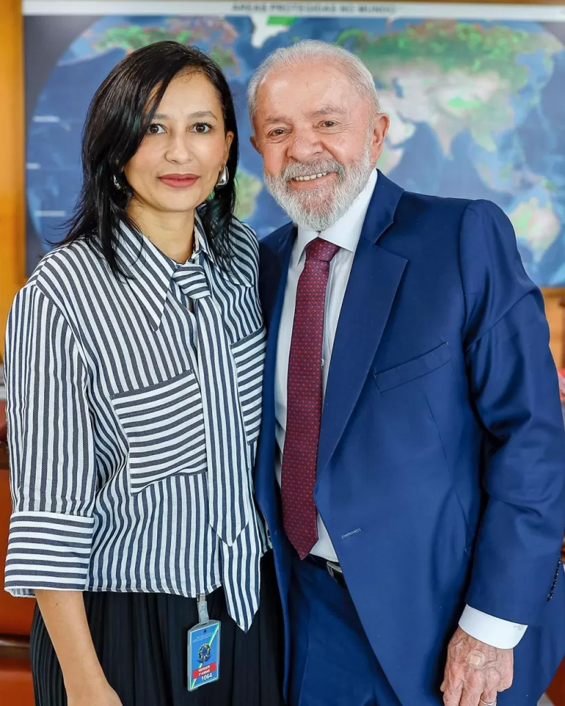 Carol Pires ao lado do Presidente Lula