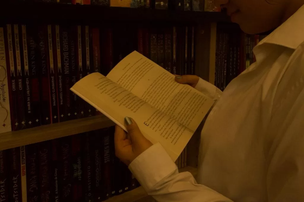 Mulher segurando livro na livraria