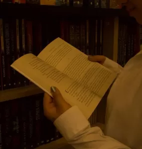 Mulher segurando livro na livraria