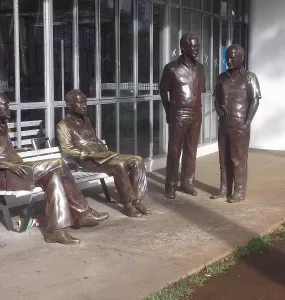 A obra "Encontro Marcado", em frente à Biblioteca Pública de Belo Horizonte,com estátuas dos autores Fernando Sabino, Hélio Pellegrino, Otto Lara Resende e Paulo Mendes Campos.