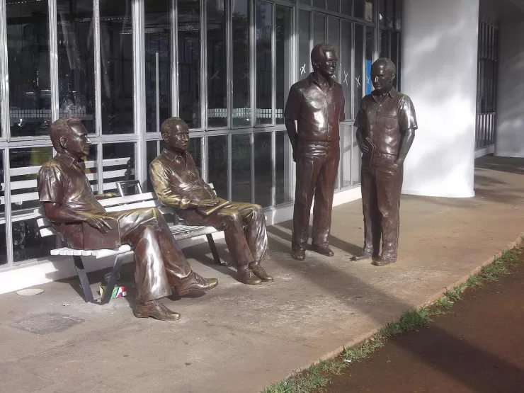 A obra "Encontro Marcado", em frente à Biblioteca Pública de Belo Horizonte,com estátuas dos autores Fernando Sabino, Hélio Pellegrino, Otto Lara Resende e Paulo Mendes Campos.